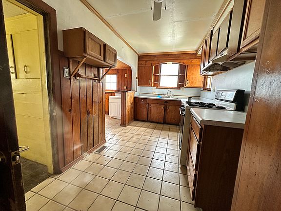 4th image of 118 Penn St