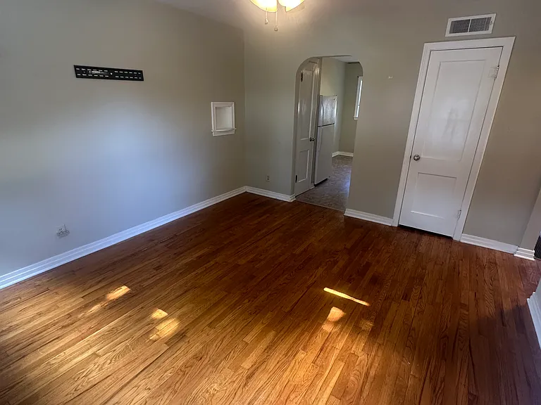 110 N Oakdale Ave — Photo 2