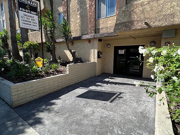 2nd image of 401-1 S Hobart Blvd #107