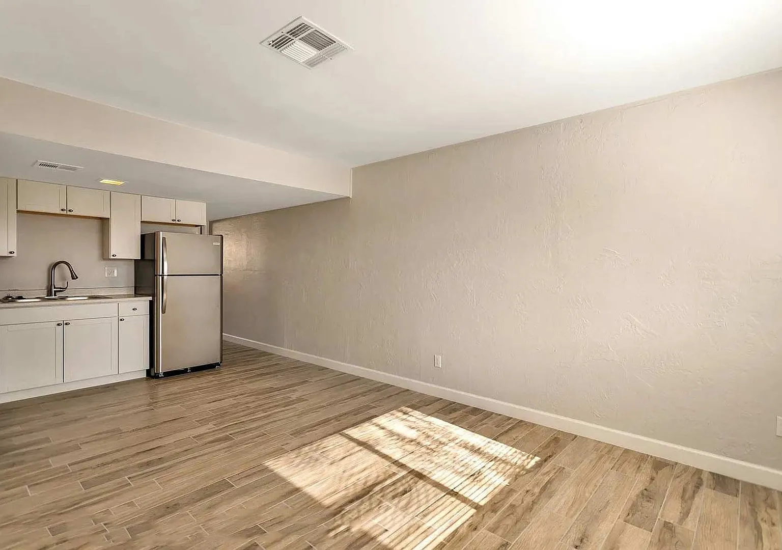 936 East Roma Avenue — Photo 3