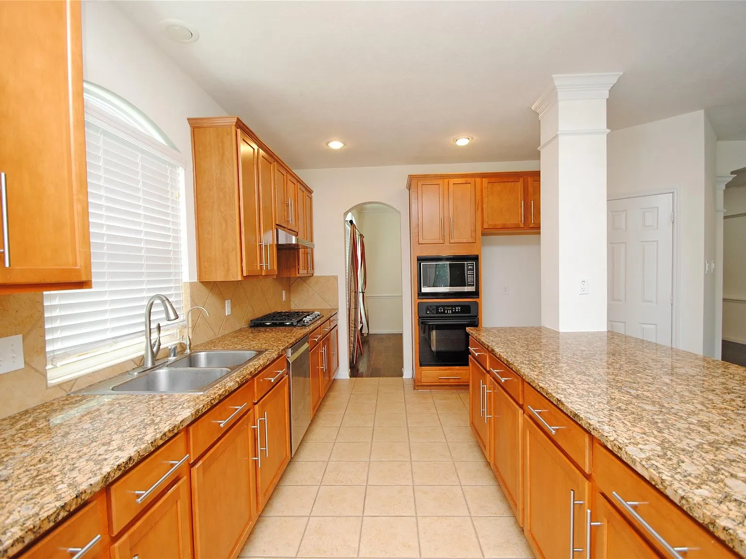 3 bed, 2.0 bath, 2169 sqft, $2,550 — Photo 4