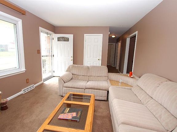 5th image of 961 Lucy Ln