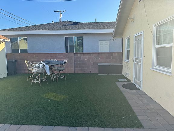 side yard and 2nd entry door leading into kitchen & dining area from the back of the yard.
