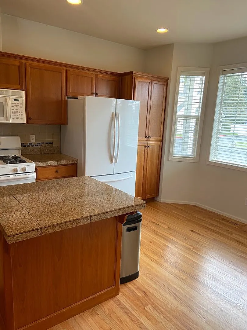 Gorgeous green space views, soaking tub, and functional Layout — Photo 4