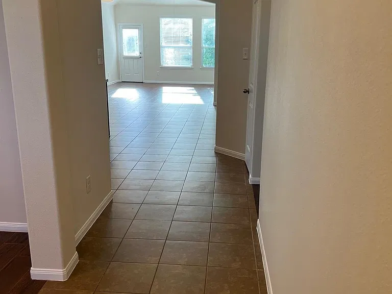 1238 S Maple Dr — Photo 12
