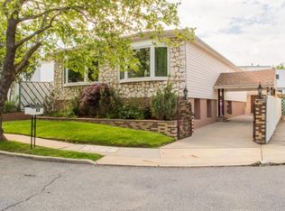 21 Maple Ct, Staten Island, NY 10312
