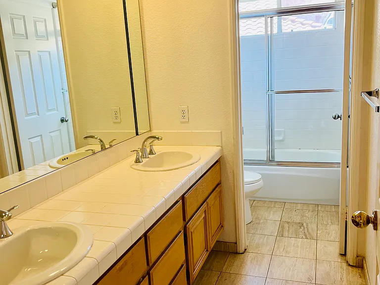 572 Parkside Dr — Photo 9