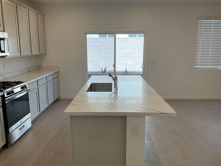 482 Daphne Ter — Photo 2