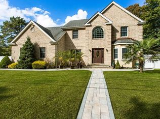 11 11th St, Sayville, NY 11782