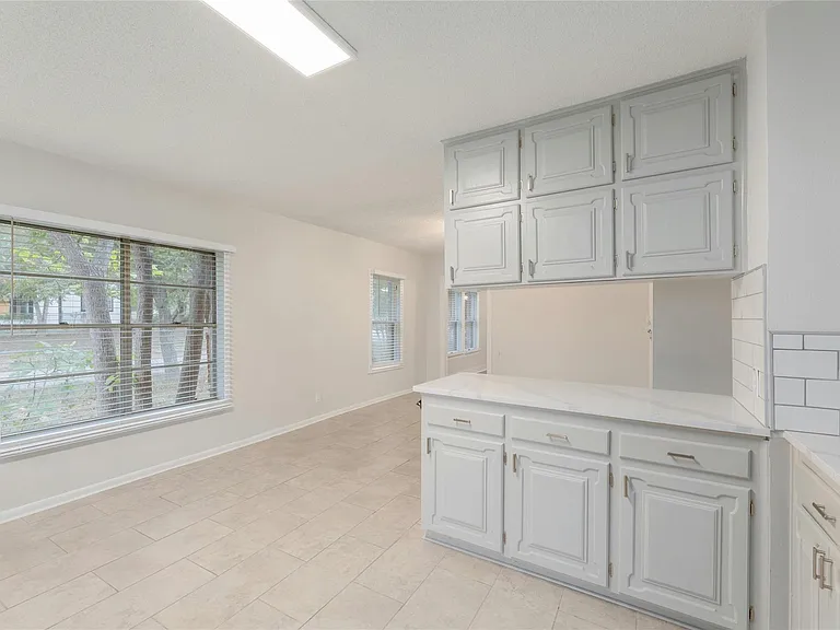 419 N Doak St — Photo 15