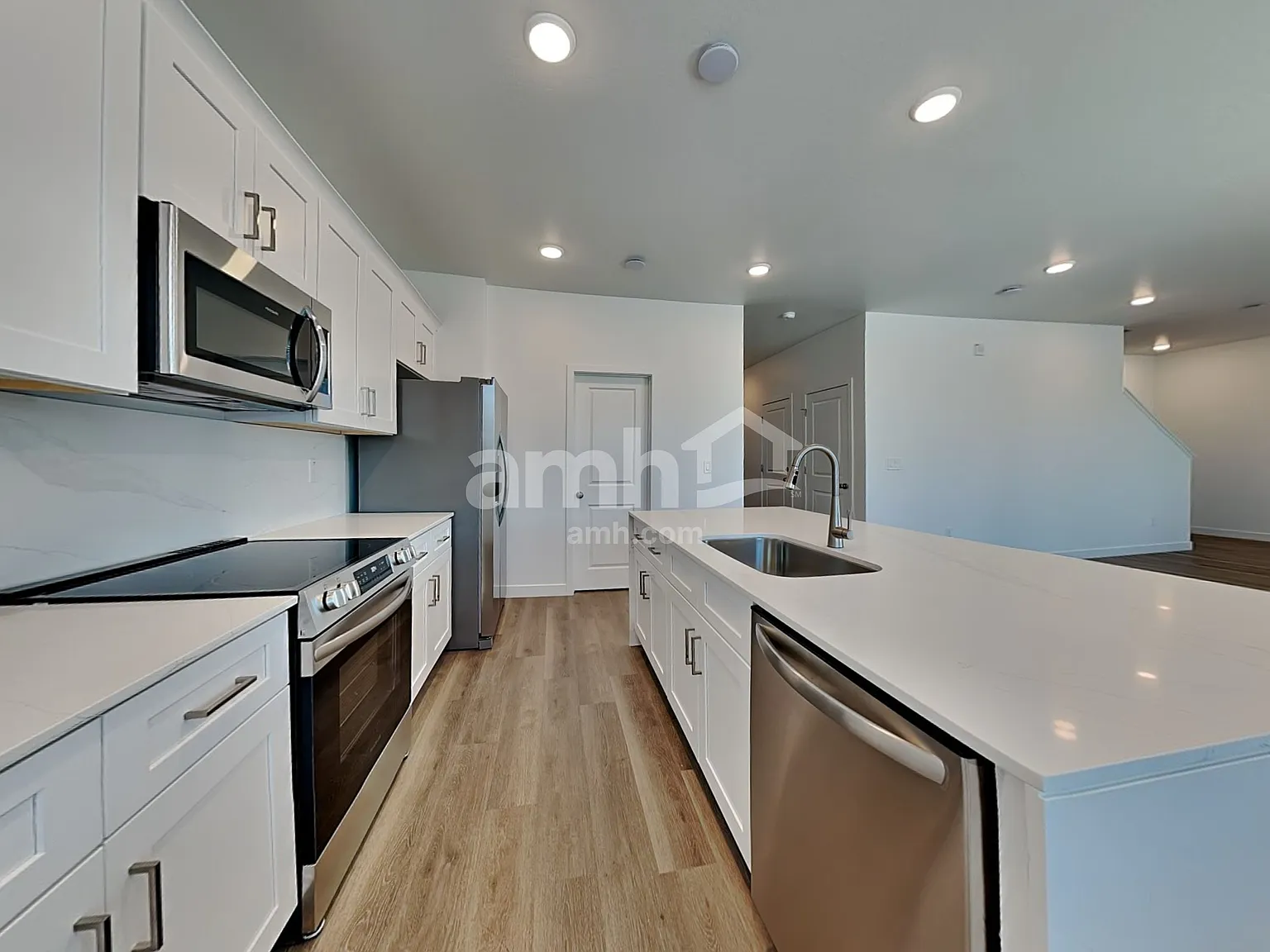 4 bed, 2.5 bath, 2220 sqft, $2,405 — Photo 4