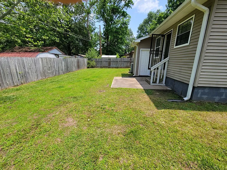 1900 Kelly Dr — Photo 4