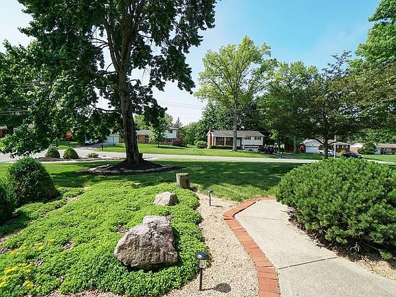 3rd image of 8305 Lakenoll Ct