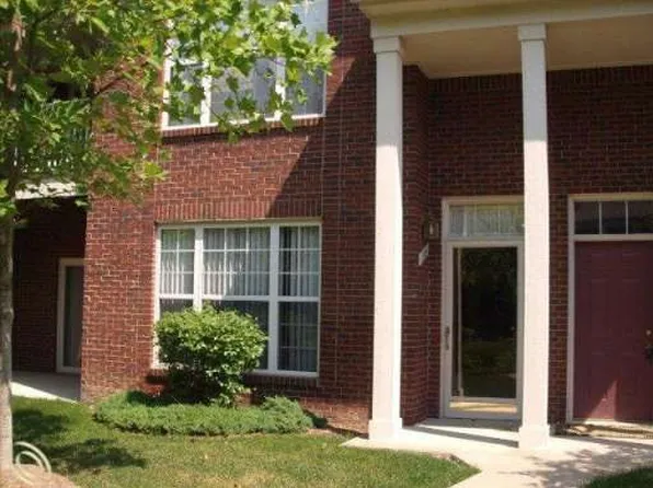 1721 Deepwood Cir #1, Rochester, MI 48307