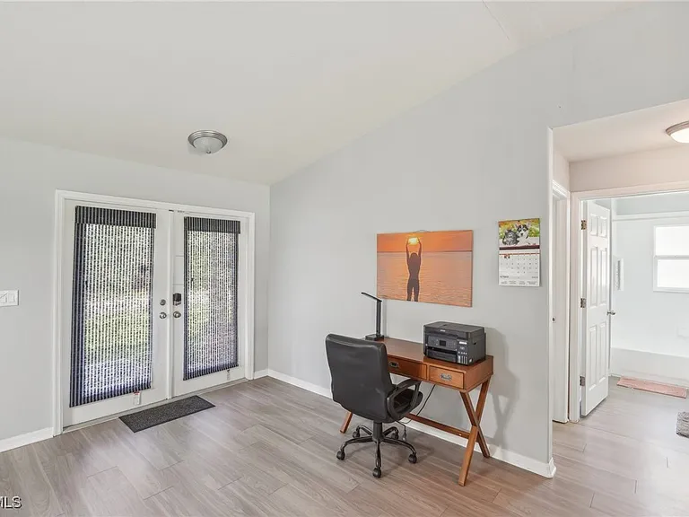 940 Belmont St E — Photo 23