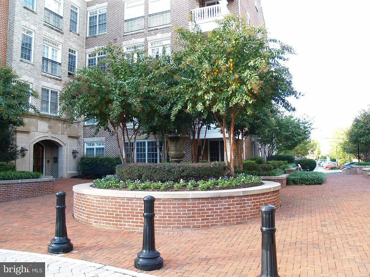 Building Photo - 600 2nd St #303
