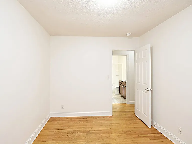 117 Longwood Dr #B — Photo 8