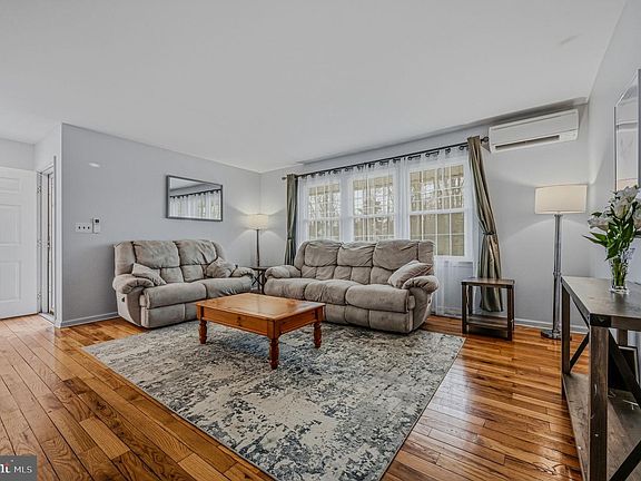 3rd image of 306 Willa Rd