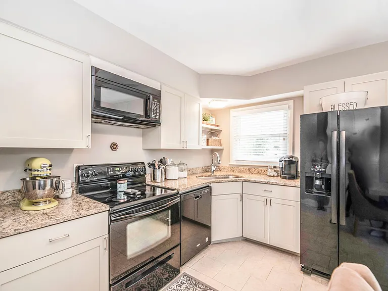 282 Zandale Dr — Photo 4