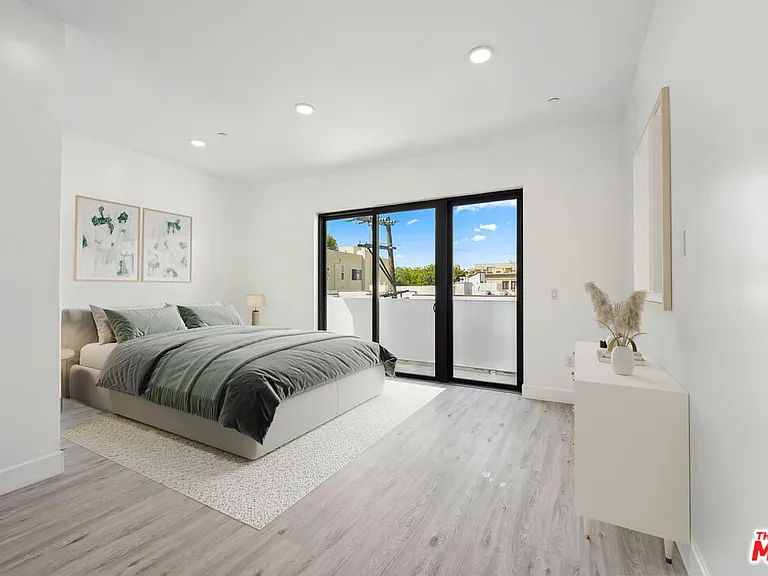 137 N Doheny Dr #3 — Photo 28