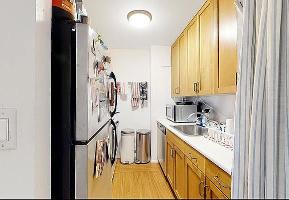 5th image of 680 Washington St APT 4A