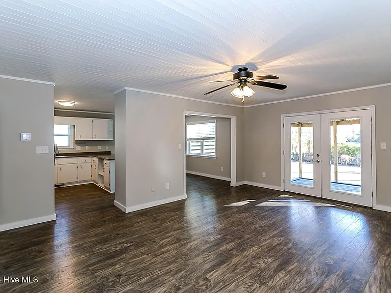 2901 Mandy Ln — Photo 9