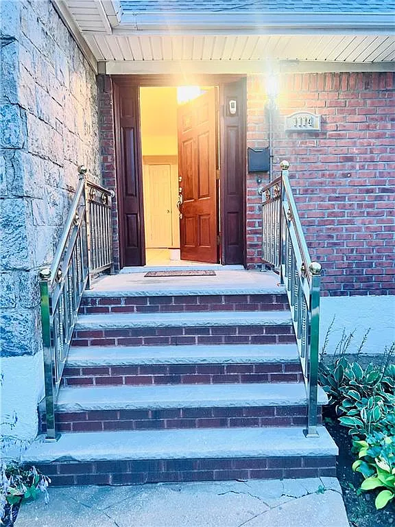 5 bed, 2.0 bath, 1530 sqft, $5,200 — Photo 1
