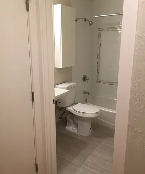 Lombardy Apartments — Photo 14
