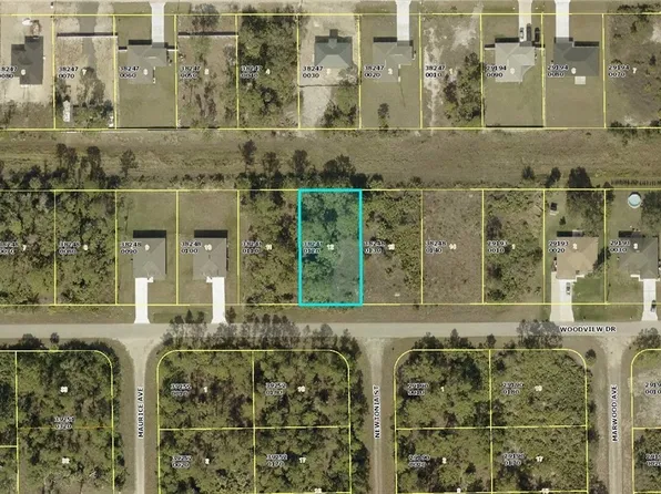 562 Woodview Dr, Lehigh Acres, FL 33972