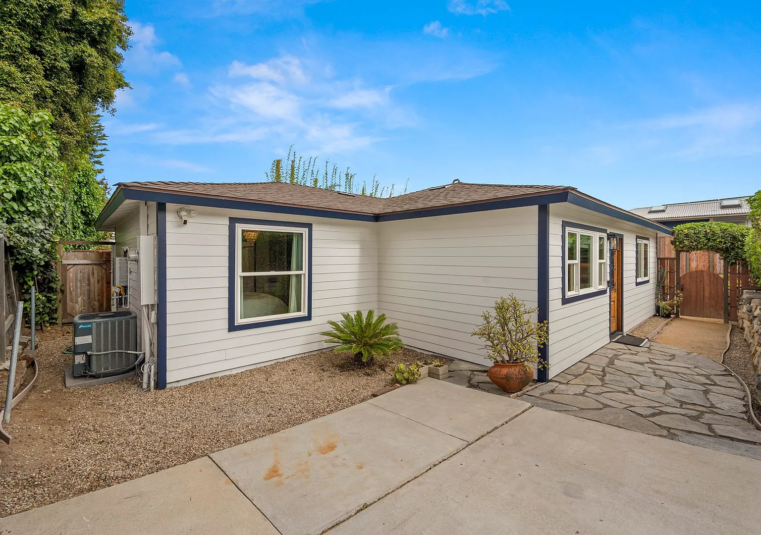 Stunning 2 BD, 2 BA, Single Level House in Solana Beach Rental for 6 Month Lease. — Photo 3