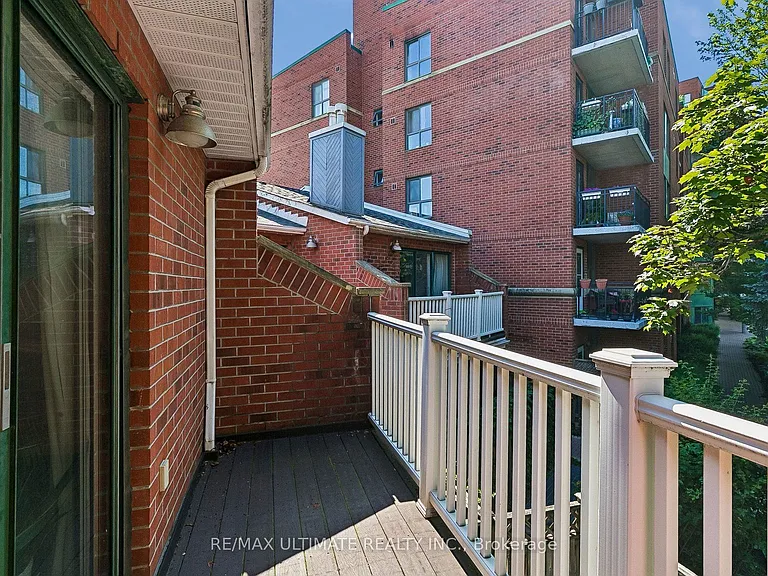 660 Wellington St W #C — Photo 20