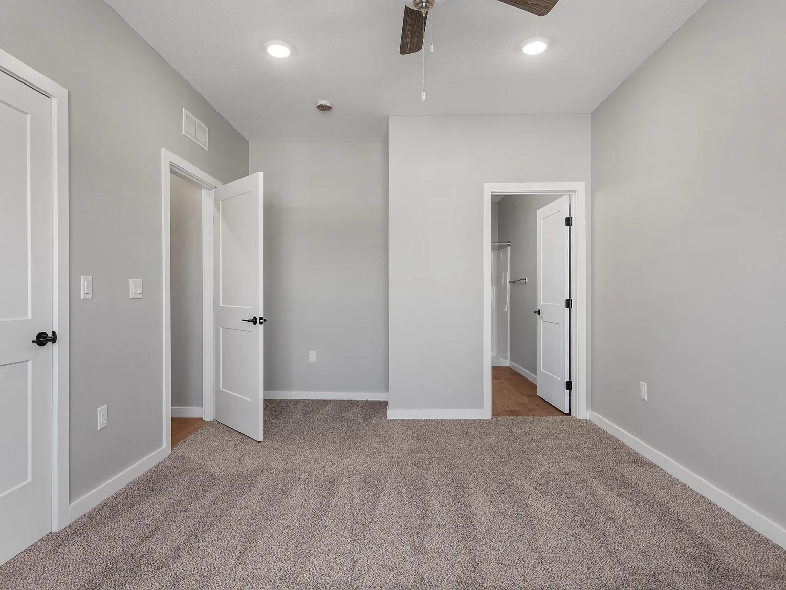 100 Saw Creek Dr - B — Photo 3