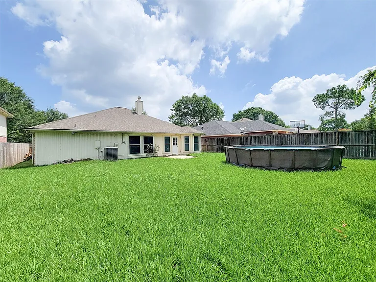 16807 Sussex Dr — Photo 32
