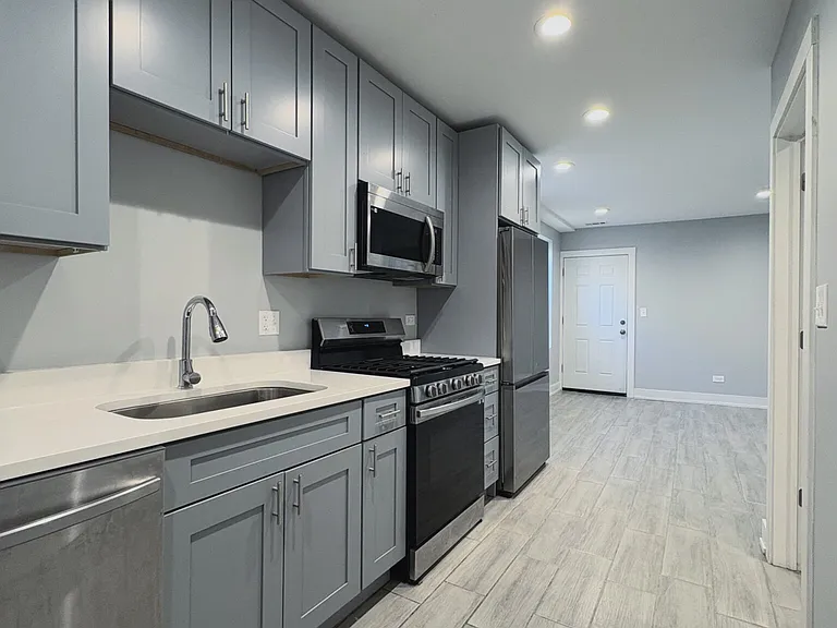 926 W 32nd Pl #BR — Photo 1