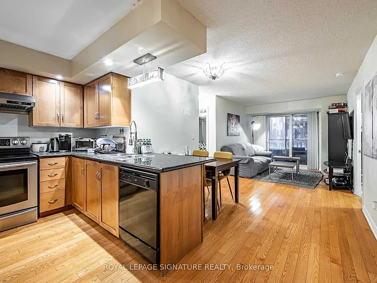 250 Wellington St W #632 — Photo 1