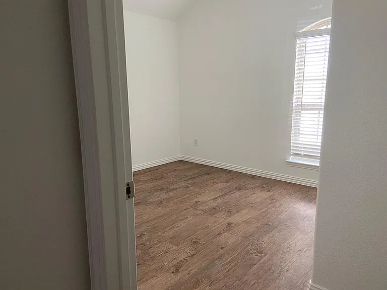 2203 Hanover St — Photo 10