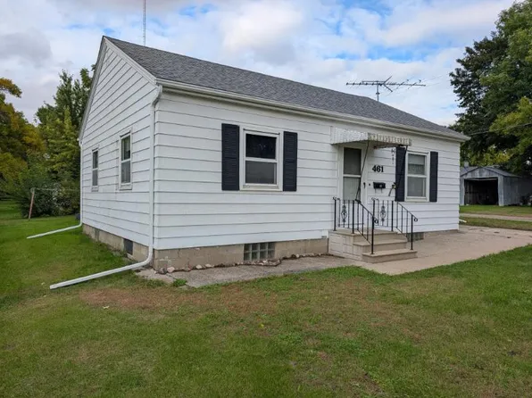 461 2nd St NW, Wells, MN 56097