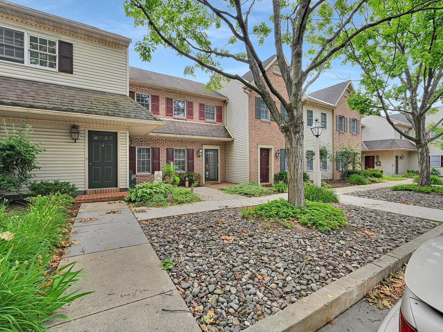 2 bed, 1000 sqft, $1,500 — Photo 1