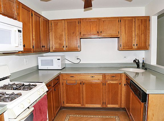 3rd image of 1898 Fox Run Dr Unit A
