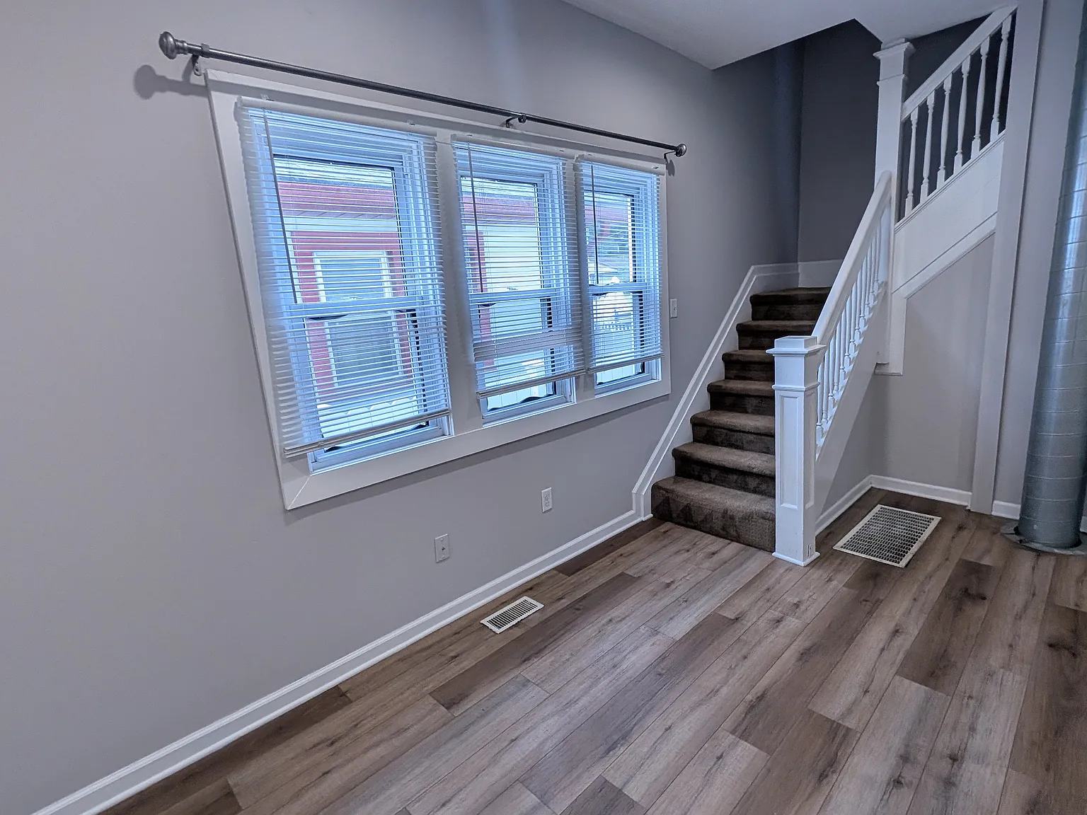2238 Kenwood Ave — Photo 3