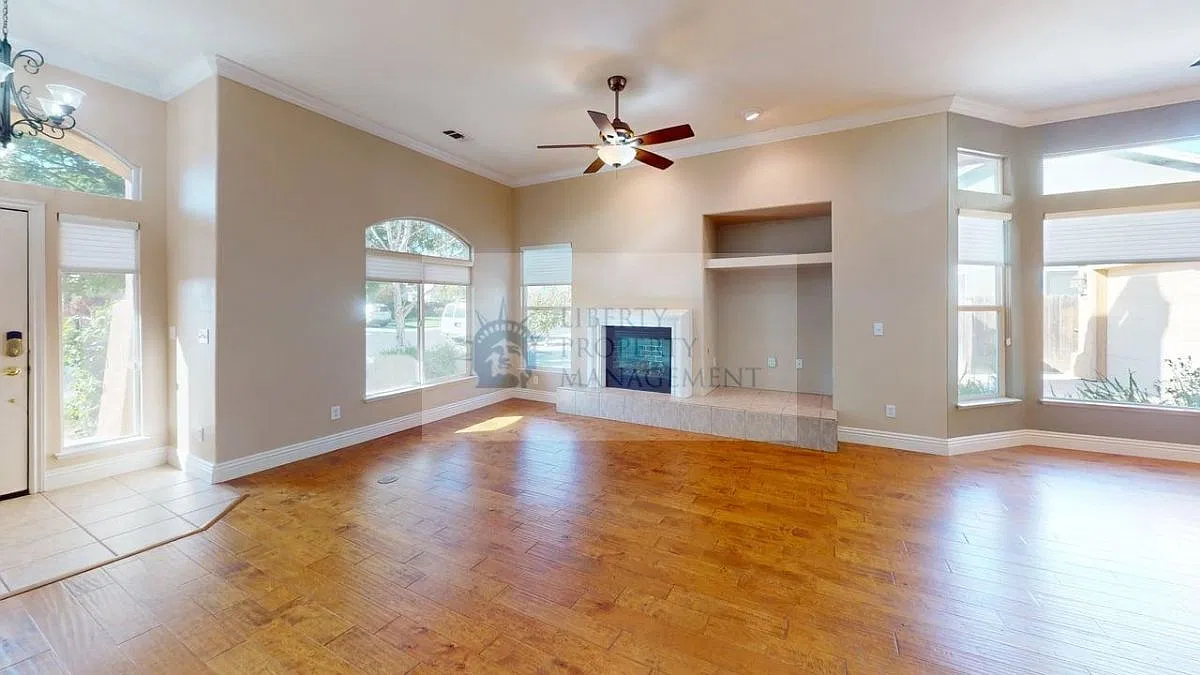 3 bed, 1720 sqft, $2,595 — Photo 2