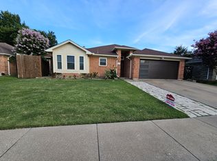 2727 Red Oak Dr, Grand Prairie, TX 75052