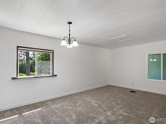 4th image of 940 Yoder Lane NE