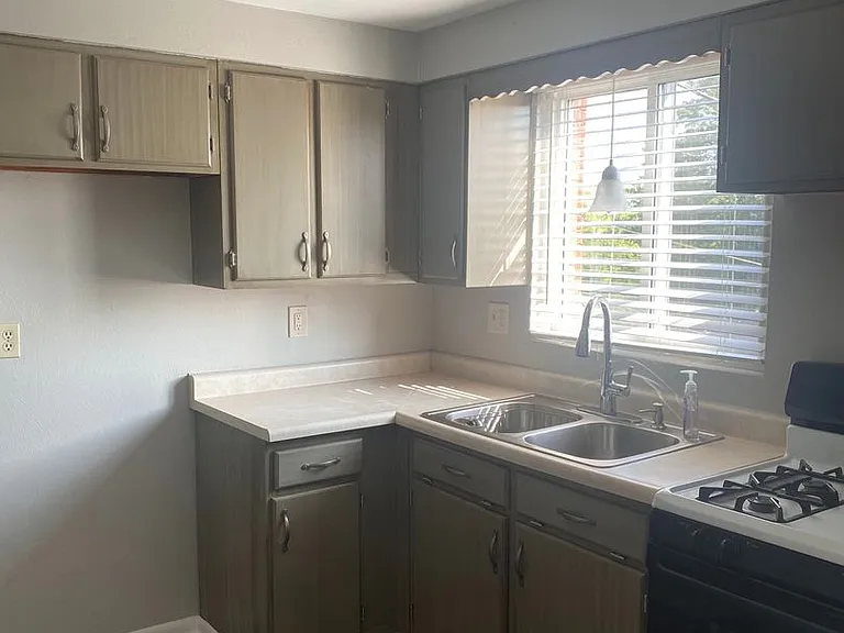13 Franklin Ave — Photo 3