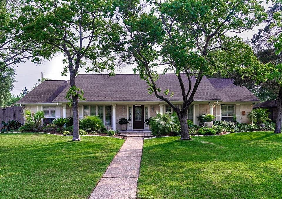 1st image of 1605 Brook Hollow Dr