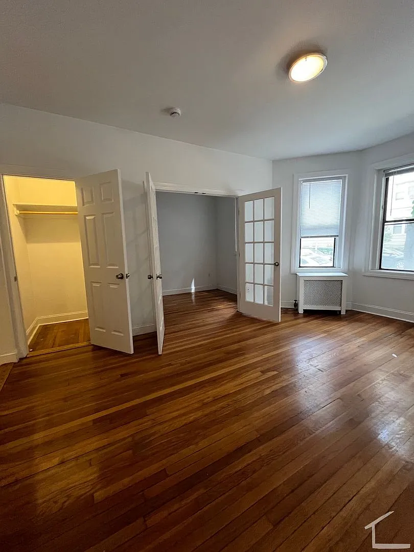 Charming 1 Bedroom-No Broker Fee — Photo 2