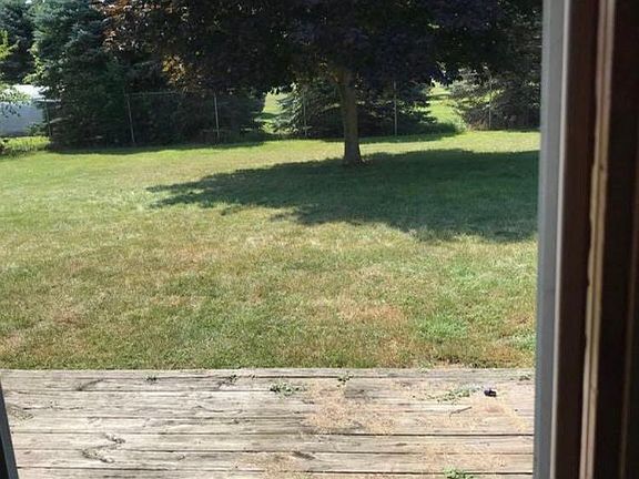 Quiet yard and deck for BBQ'ing, pets, children