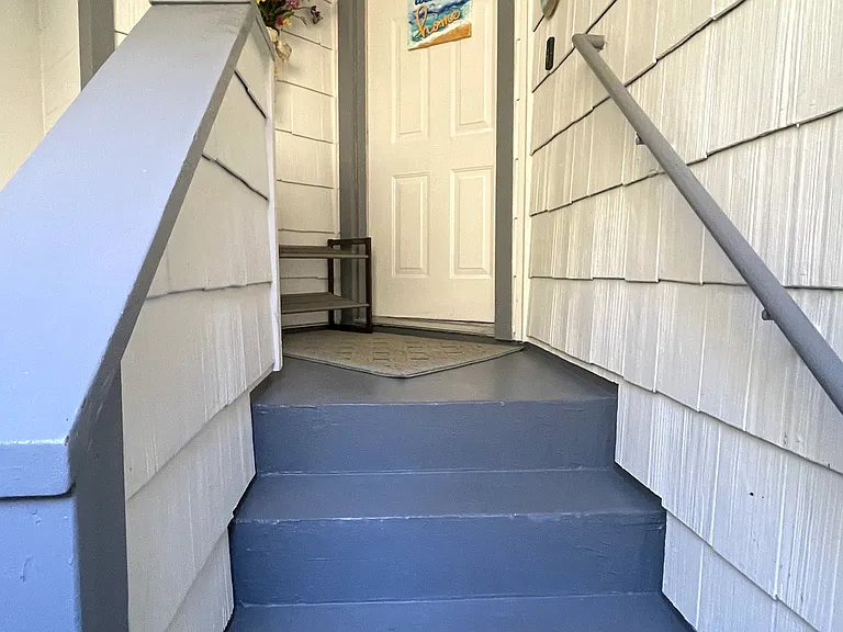 Enclosed entrance into house