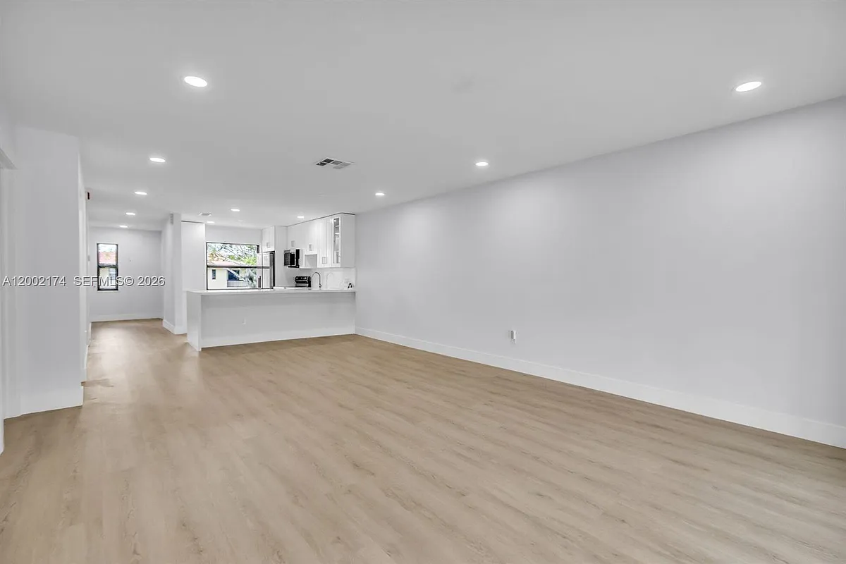 Building Photo - 8535 Casa Del Lago #F