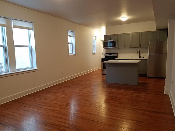 3rd image of 4315 Spruce St #106